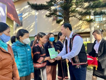 Gia Lai: Tặng sổ bảo hiểm xã hội, thẻ bảo hiểm y tế cho người có hoàn cảnh khó khăn