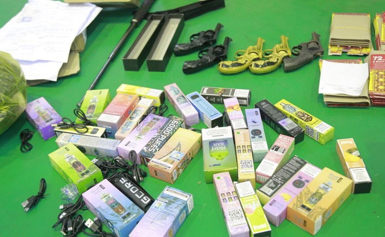 Hà Tĩnh: Phát hiện xe chuyển phát nhanh vận chuyển nhiều hàng cấm Hà Tĩnh: Phát hiện xe chuyển phát nhanh vận chuyển nhiều hàng cấm