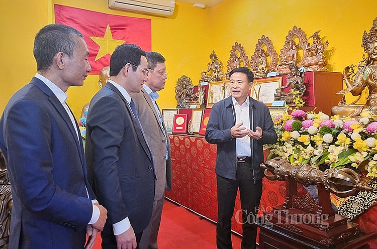 Các đại biểu đi tham quan Điểm Điểm giới thiệu và bán sản phẩm OCOP gắn với nghề truyền thống đúc đồng Ngũ Xã Các đại biểu đi tham quan Điểm Điểm giới thiệu và bán sản phẩm OCOP gắn với nghề truyền thống đúc đồng Ngũ Xã