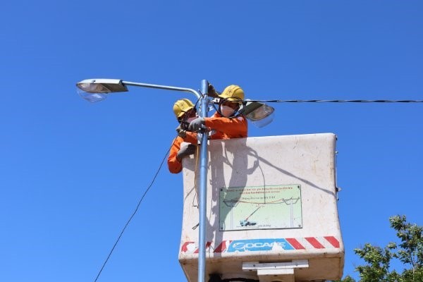 Điện lực các địa phương Tây Nguyên với chương trình ý nghĩa “Thắp sáng đường quê”