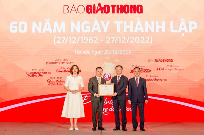 Ông Lê Quốc Minh, Uỷ viên BCH Trung ương Đảng, Tổng biên tập Báo Nhân dân, Phó trưởng Ban Tuyên giáo Trung Ương, Chủ tịch Hội Nhà báo Việt Nam trao Bằng khen của Hội Nhà báo Việt Nam cho Báo Giao thông