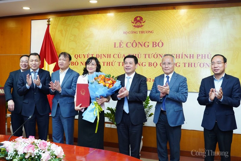 Ban lãnh đạo Bộ Công Thương tặng hoa chúc mừng tân Thứ trưởng Bộ Coogn Thương Ban lãnh đạo Bộ Công Thương tặng hoa chúc mừng tân Thứ trưởng Bộ Coogn Thương