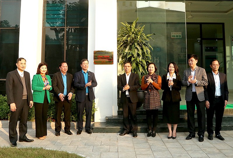 Gắn biển công trình chào mừng 50 năm thành lập Công đoàn Công nghiệp Hóa chất Việt Nam