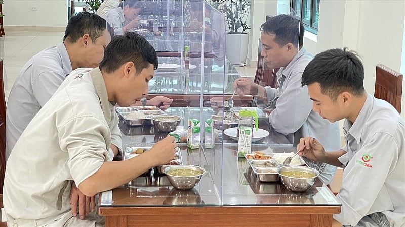 Gắn biển công trình chào mừng 50 năm thành lập Công đoàn Công nghiệp Hóa chất Việt Nam