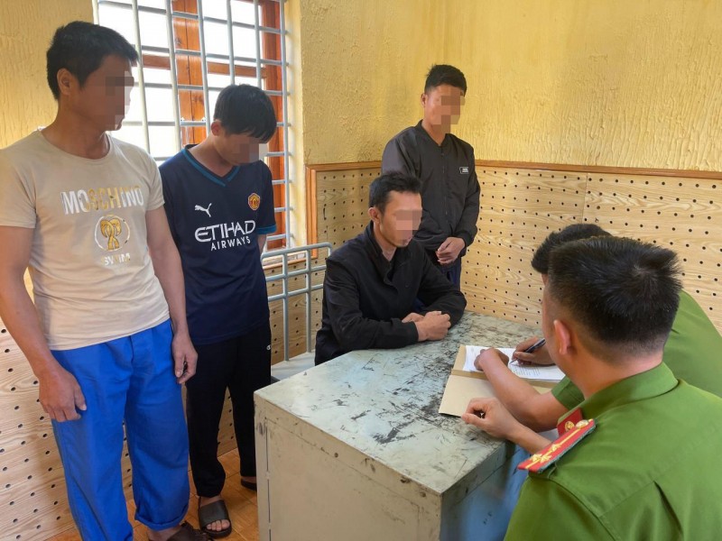 Các đối tượng Kiên, Thiêm, Mạnh, Nhân (từ trái qua phải) tại cơ quan Công an Các đối tượng Kiên, Thiêm, Mạnh, Nhân (từ trái qua phải) tại cơ quan Công an