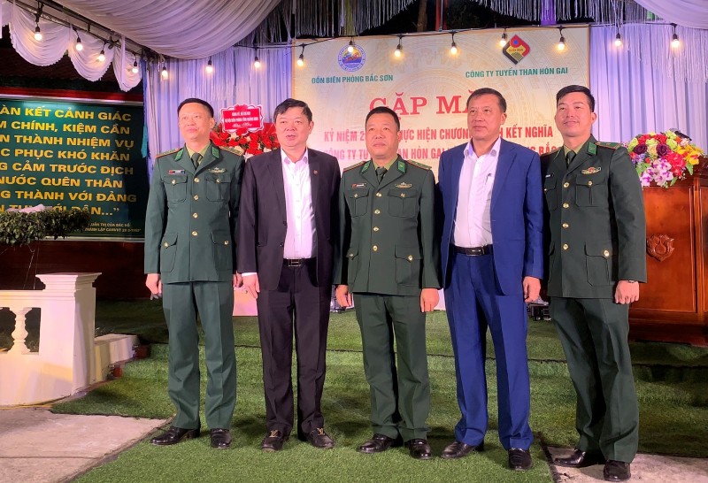 Lãnh đạo 2 đơn vị chụp ảnh kỷ niệm