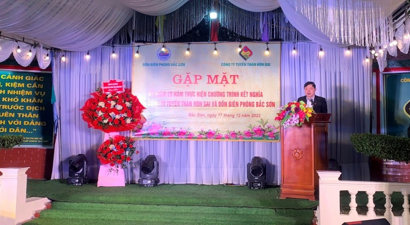 Lãnh đạo Công ty tuyển than Hòn Gai phát biểu tại buổi lễ