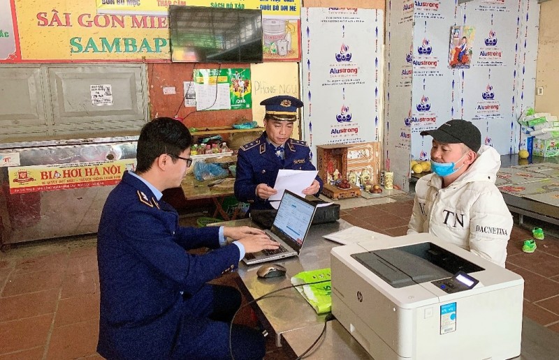 Thu giữ gần 100 lít rượu thủ công không rõ nguồn gốc tại Lạng Sơn Thu giữ gần 100 lít rượu thủ công không rõ nguồn gốc tại Lạng Sơn