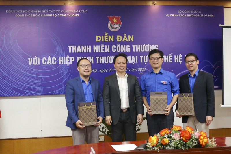 Trao quà cho những đoàn viên có thành tích cao nhất sau 3 phần chơi Trao quà cho những đoàn viên có thành tích cao nhất sau 3 phần chơi