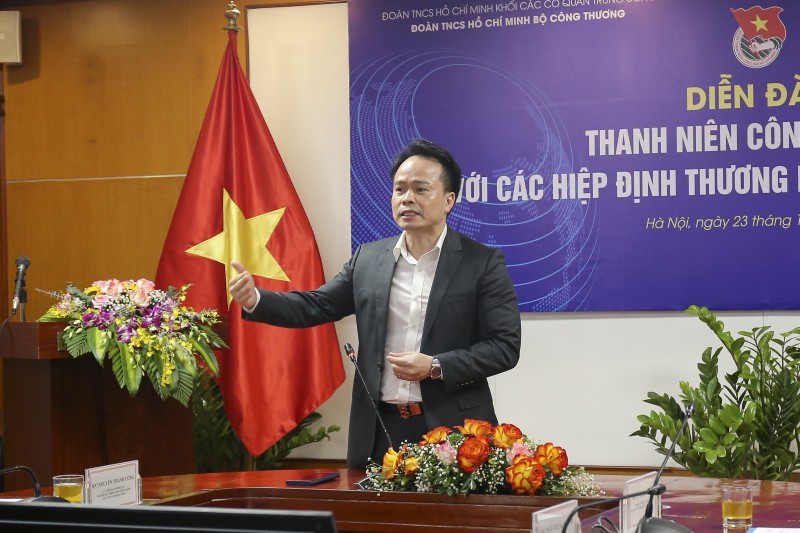 Ông Ngô Chung Khanh - Phó Vụ trưởng Vụ Chính sách thương mại đa biên chia sẻ với đoàn viên những câu chuyện thú vị và thực tiễn từ chính kinh nghiệm của mình khi tham gia các đoàn đàm phán FTA Ông Ngô Chung Khanh - Phó Vụ trưởng Vụ Chính sách thương mại đa biên chia sẻ với đoàn viên những câu chuyện thú vị và thực tiễn từ chính kinh nghiệm của mình khi tham gia các đoàn đàm phán FTA