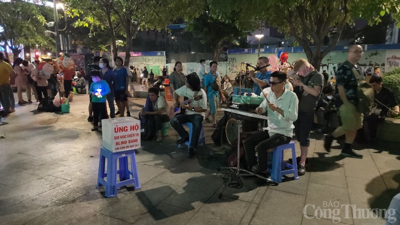 TP. Hồ Chí Minh: Hàng trăm Flycam biểu diễn show ánh sáng đêm Giáng sinh