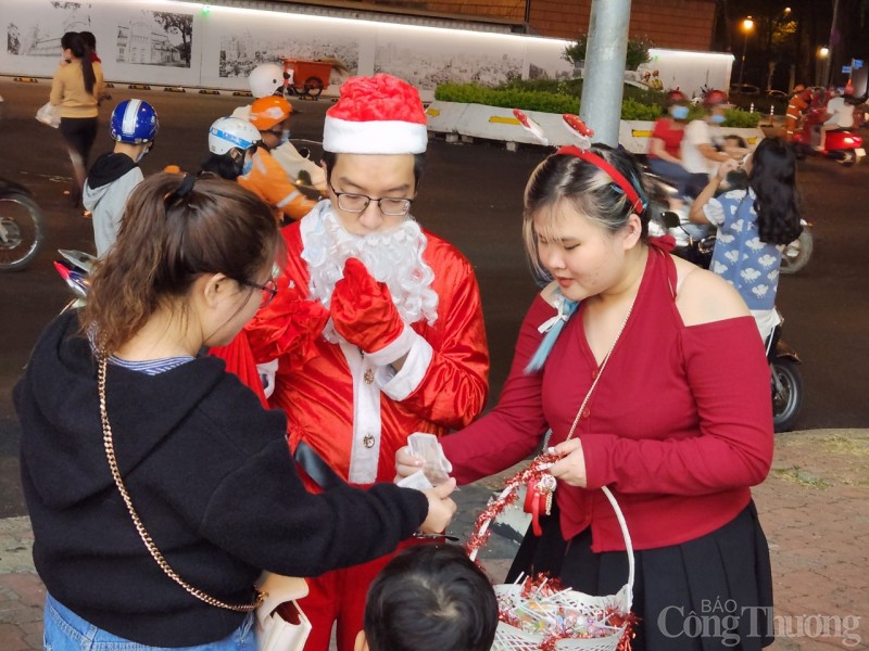 TP. Hồ Chí Minh: Hàng trăm Flycam biểu diễn show ánh sáng đêm Giáng sinh