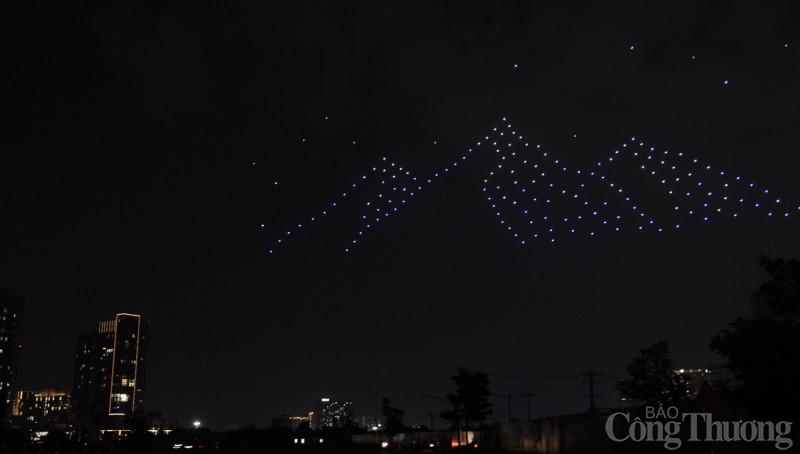 TP. Hồ Chí Minh: Hàng trăm Flycam biểu diễn show ánh sáng đêm Giáng sinh