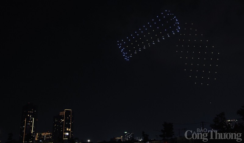 TP. Hồ Chí Minh: Hàng trăm Flycam biểu diễn show ánh sáng đêm Giáng sinh