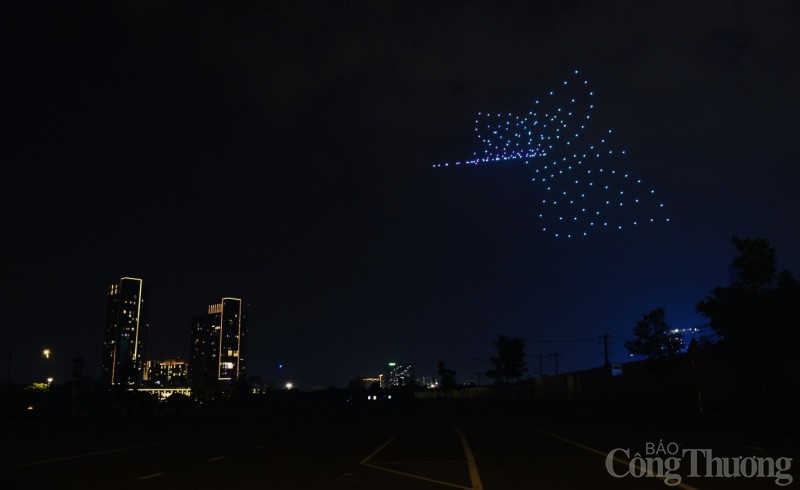 TP. Hồ Chí Minh: Hàng trăm Flycam biểu diễn show ánh sáng đêm Giáng sinh