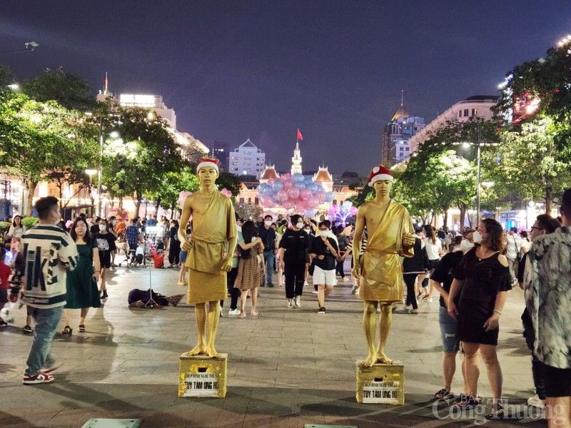TP. Hồ Chí Minh: Hàng trăm Flycam biểu diễn show ánh sáng đêm Giáng sinh