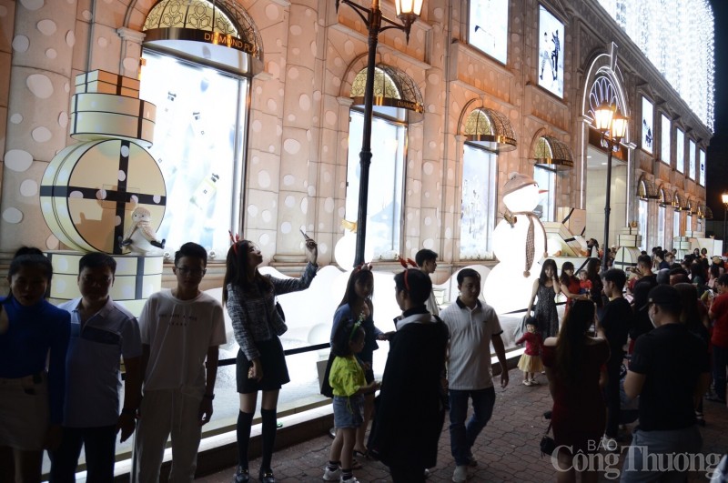 TP. Hồ Chí Minh: Hàng trăm Flycam biểu diễn show ánh sáng đêm Giáng sinh