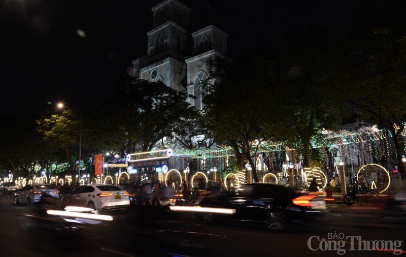 TP. Hồ Chí Minh: Hàng trăm Flycam biểu diễn show ánh sáng đêm Giáng sinh