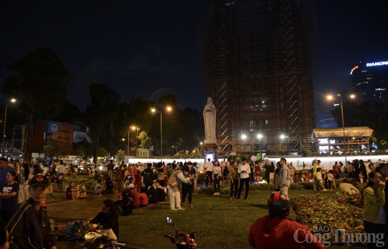TP. Hồ Chí Minh: Hàng trăm Flycam biểu diễn show ánh sáng đêm Giáng sinh