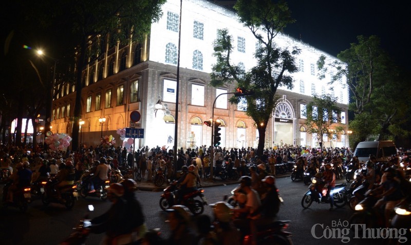 TP. Hồ Chí Minh: Hàng trăm Flycam biểu diễn show ánh sáng đêm Giáng sinh