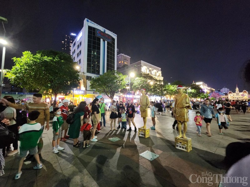 TP. Hồ Chí Minh: Hàng trăm Flycam biểu diễn show ánh sáng đêm Giáng sinh