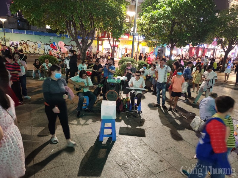 TP. Hồ Chí Minh: Hàng trăm Flycam biểu diễn show ánh sáng đêm Giáng sinh