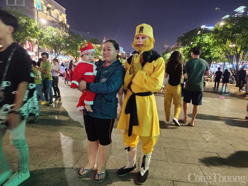 TP. Hồ Chí Minh: Hàng trăm Flycam biểu diễn show ánh sáng đêm Giáng sinh