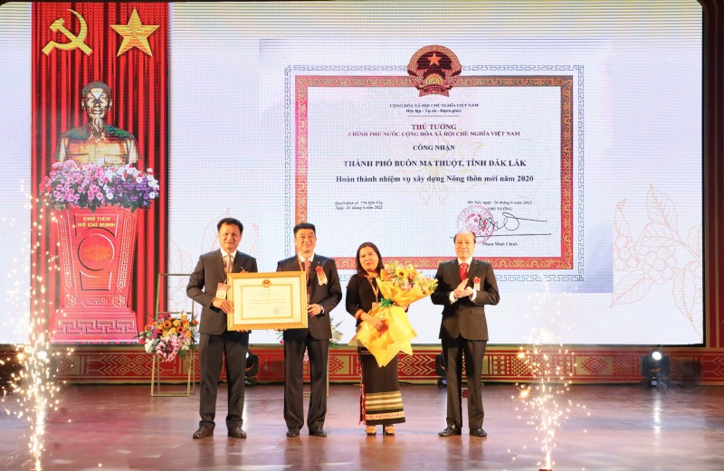 Phó Bí thư Tỉnh ủy, Chủ tịch UBND tỉnh Đắk Lắk Phạm Ngọc Nghị trao Quyết định công nhận TP. Buôn Ma Thuột hoàn thành nhiệm vụ XDNTM