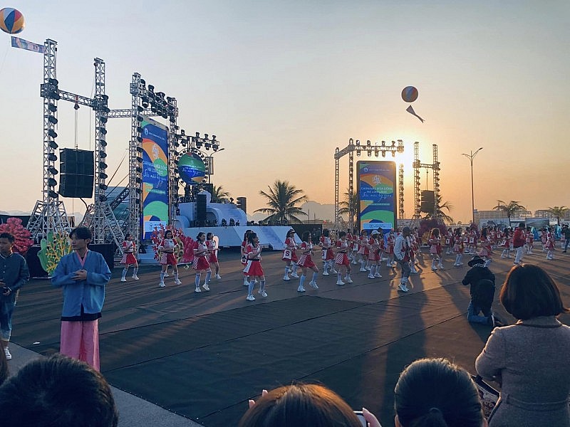 Rực rỡ sắc màu trong lễ hội Carnaval mùa Đông Hạ Long năm 2022