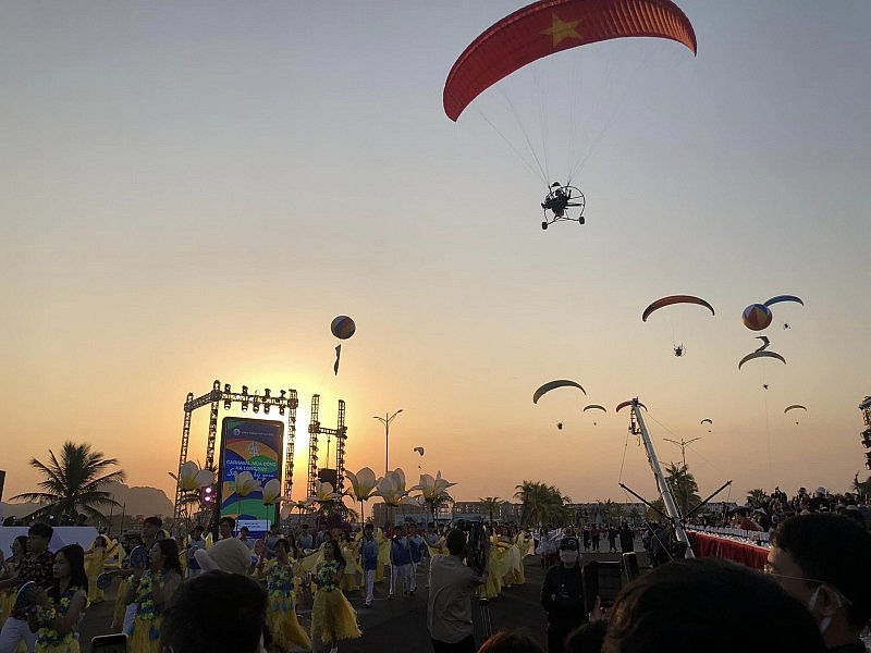 Rực rỡ sắc màu trong lễ hội Carnaval mùa Đông Hạ Long năm 2022