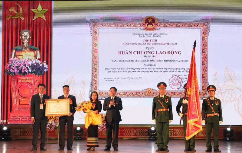 Ủy viên Trung ương Đảng, Bí thư Tỉnh ủy Nguyễn Đình Trung trao tặng Huân chương Lao động hạng Ba cho Đảng bộ, chính quyền và Nhân dân TP. Buôn Ma Thuột