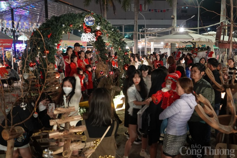 Không khí đêm Giáng sinh miền Trung: Ấm áp trong đêm lạnh