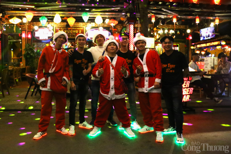 Không khí đêm Giáng sinh miền Trung: Ấm áp trong đêm lạnh