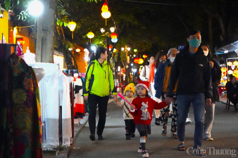 Không khí đêm Giáng sinh miền Trung: Ấm áp trong đêm lạnh