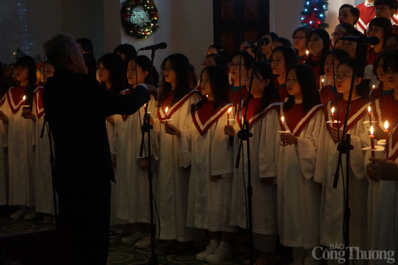 Không khí đêm Giáng sinh miền Trung: Ấm áp trong đêm lạnh