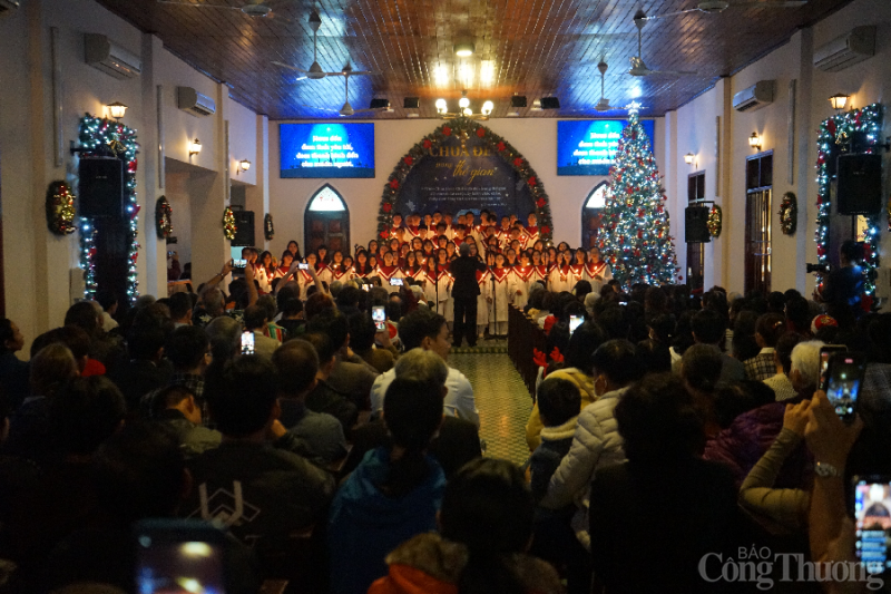 Không khí đêm Giáng sinh miền Trung: Ấm áp trong đêm lạnh