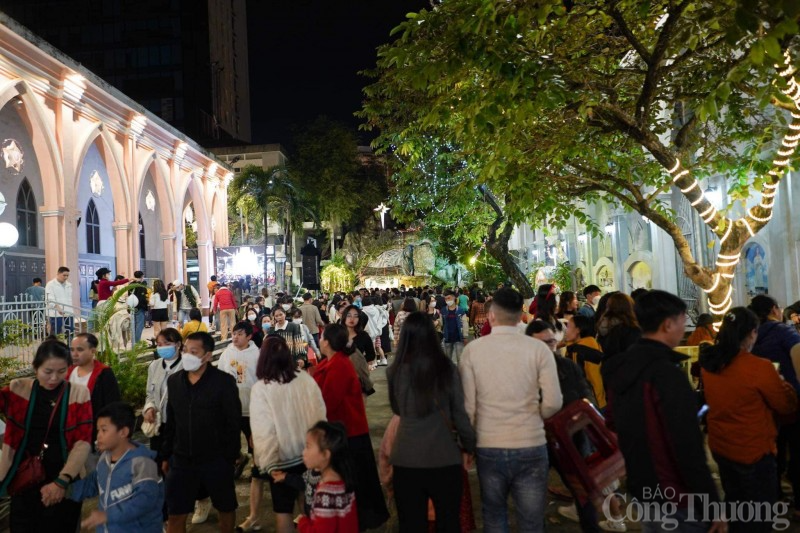 Không khí đêm Giáng sinh miền Trung: Ấm áp trong đêm lạnh