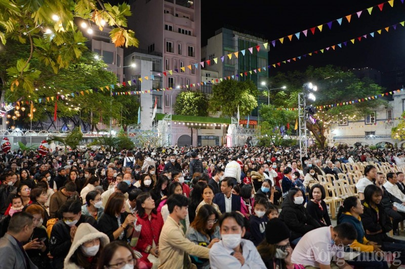 Không khí đêm Giáng sinh miền Trung: Ấm áp trong đêm lạnh
