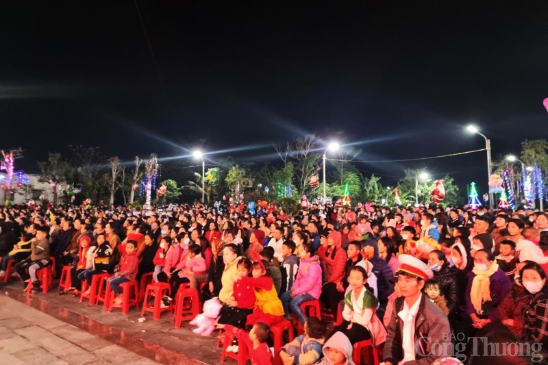 Không khí đêm Giáng sinh miền Trung: Ấm áp trong đêm lạnh
