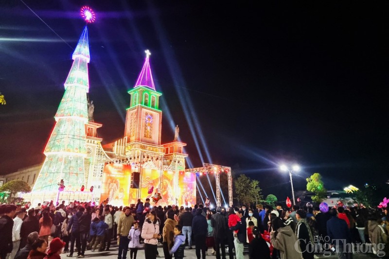 Không khí đêm Giáng sinh miền Trung: Ấm áp trong đêm lạnh