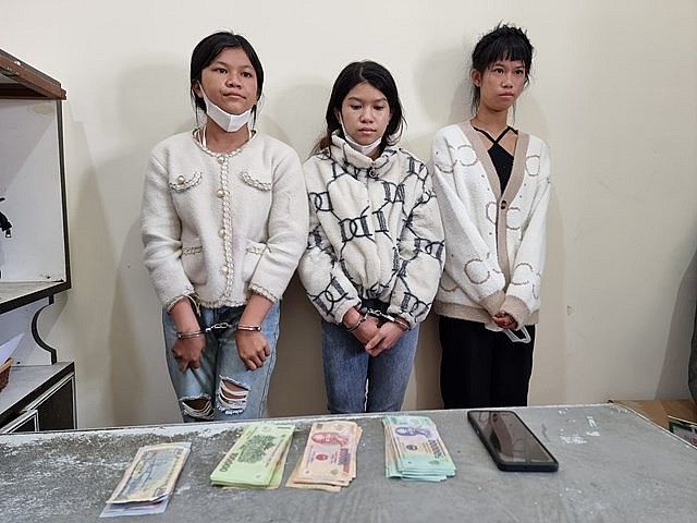 Lâm Đồng: Bắt nhóm “nữ quái” móc túi du khách trong dịp Festival Hoa Đà Lạt Lâm Đồng: Bắt nhóm “nữ quái” móc túi du khách trong dịp Festival Hoa Đà Lạt