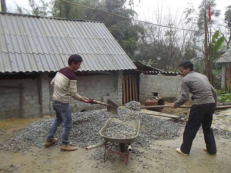 Hộ anh Tráng Seo củi và một số hộ chăn nuôi khác trên địa bàn huyện Bắc hà đã và đang đầu tư xây chuồng mới nuôi nhốt gia súc bảo đảm 3 cứng Hộ anh Tráng Seo củi và một số hộ chăn nuôi khác trên địa bàn huyện Bắc hà đã và đang đầu tư xây chuồng mới nuôi nhốt gia súc bảo đảm 3 cứng