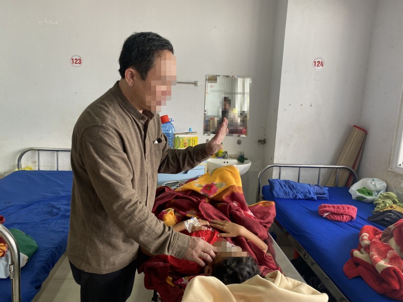 Cháu N.Đ.B.A. đang được bác sĩ hỏi thăm tình hình sức khỏe