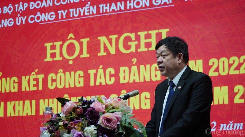 Ông Phạm Hồng Thanh – Bí thư Đảng ủy, Giám đốc Công ty Tuyển than Hòn Gai phát biểu tại hội nghị