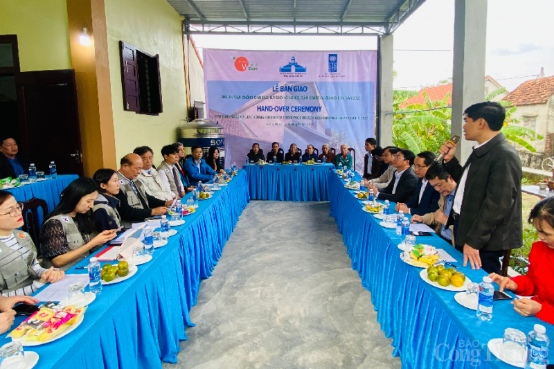 Lễ bàn giao nhà cho một hộ dân trong dự án