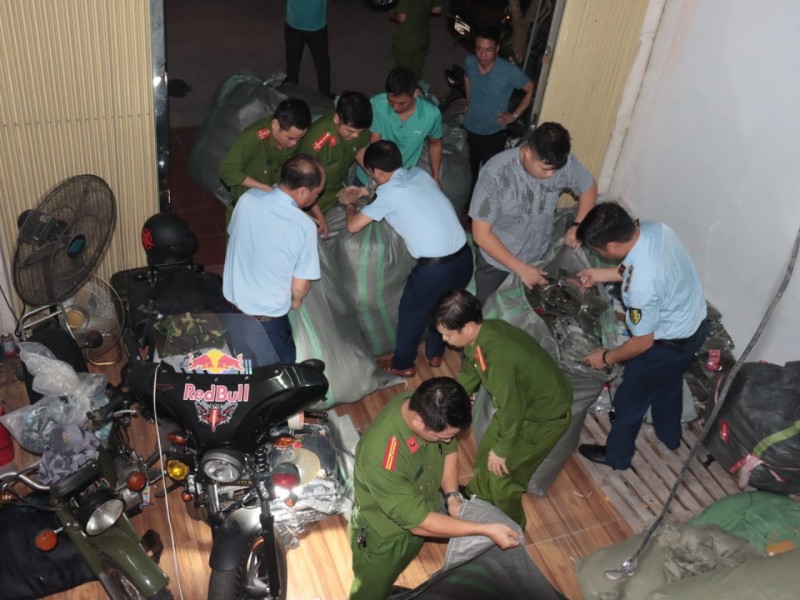 Lực lượng Quản lý thị trường và công an đang kiểm đếm, niêm phong hàng hoá Lực lượng Quản lý thị trường và công an đang kiểm đếm, niêm phong hàng hoá