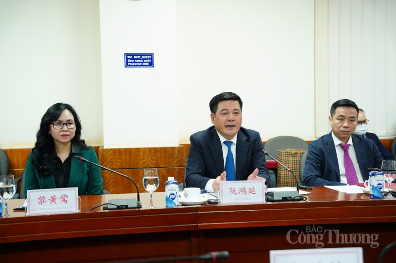 Bộ trưởng Nguyễn Hồng Diên chúc mừng ông Hồ Tỏa Cẩm hoàn thành xuất sắc nhiệm kỳ công tác tại Việt Nam Bộ trưởng Nguyễn Hồng Diên chúc mừng ông Hồ Tỏa Cẩm hoàn thành xuất sắc nhiệm kỳ công tác tại Việt Nam