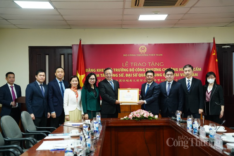 trao tặng Bằng khen Bộ trưởng Bộ Công Thương cho ông Hồ Tỏa Cẩm – Tham tán công sứ Đại sứ quán nước Cộng hòa nhân dân Trung Hoa tại Việt Nam trao tặng Bằng khen Bộ trưởng Bộ Công Thương cho ông Hồ Tỏa Cẩm – Tham tán công sứ Đại sứ quán nước Cộng hòa nhân dân Trung Hoa tại Việt Nam