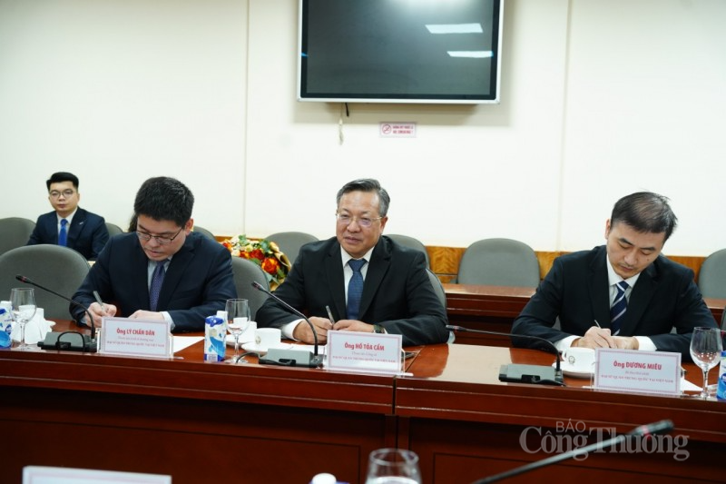 Tham tán Công sứ Hồ Tỏa Cẩm bày tỏ vô cùng xúc động Tham tán Công sứ Hồ Tỏa Cẩm bày tỏ vô cùng xúc động