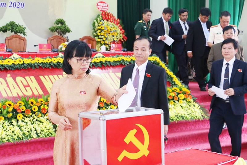 Bà Nguyễn Thị Thanh Lịch (ngoài cùng bên trái) được chỉ định, bổ sung giữ chức Phó Bí thư Ban cán sự đảng UBND tỉnh Gia Lai nhiệm kỳ 2021-2026 Bà Nguyễn Thị Thanh Lịch (ngoài cùng bên trái) được chỉ định, bổ sung giữ chức Phó Bí thư Ban cán sự đảng UBND tỉnh Gia Lai nhiệm kỳ 2021-2026